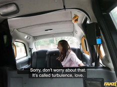 Таксист отымел и обкончал на заднем сиденье молодую сисястую шатенку