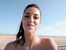 Бесстыжая сисястая девка ебётся с мужиком на ведущей к пляжу дорожке