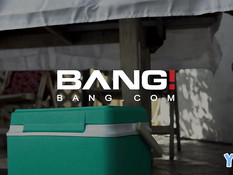 Весёлая молодая блондинка с маленькой грудью ебётся с парнем во дворе