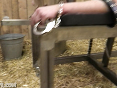 Скованную сисястую светловолосую девку подоили и отодрали вибратором