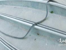 Парень отодрал на маленьком столе молодую блондинку и кончил на попу