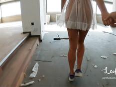 Парень отодрал на маленьком столе молодую блондинку и кончил на попу