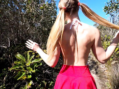 Озорная грудастая девчонка отпердолена на пляже во влагалище и анус