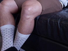 Очкастая молоденькая блондинка с большими сисями ебётся с бородачом