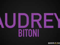 Усатый босс отымел на столе в офисе сисястую темноволосую секретаршу
