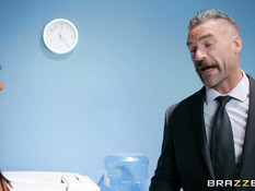 Усатый босс отымел на столе в офисе сисястую темноволосую секретаршу