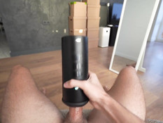 Кареглазая русская подружка с каштановыми волосами жадно сосёт член