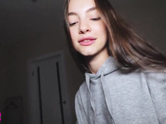 Бойфренд подрочил пизду молодой русской подруге и отымел в позе раком