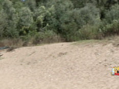 Две русские девки свингерши трахаются с двумя парнями на речном пляже