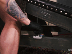 Молодая домина с татуированным телом отымела раба большим страпоном