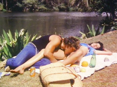 Отлизал волосатую киску молодой брюнетке и отодрал её на берегу реки