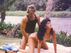 Отлизал волосатую киску молодой брюнетке и отодрал её на берегу реки