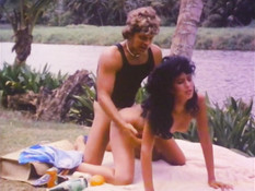 Отлизал волосатую киску молодой брюнетке и отодрал её на берегу реки