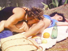 Отлизал волосатую киску молодой брюнетке и отодрал её на берегу реки