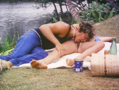 Отлизал волосатую киску молодой брюнетке и отодрал её на берегу реки