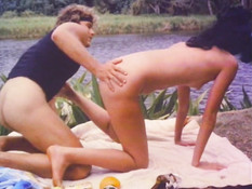 Отлизал волосатую киску молодой брюнетке и отодрал её на берегу реки