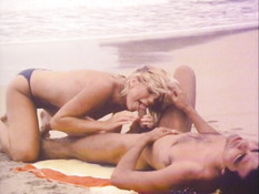 Влюблённый парень ебёт молодую блондинку в волосатую пизду на пляже