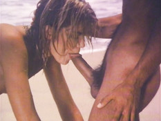 Влюблённый парень ебёт молодую блондинку в волосатую пизду на пляже