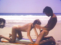 Влюблённый парень ебёт молодую блондинку в волосатую пизду на пляже