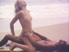 Влюблённый парень ебёт молодую блондинку в волосатую пизду на пляже