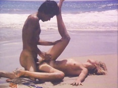 Влюблённый парень ебёт молодую блондинку в волосатую пизду на пляже