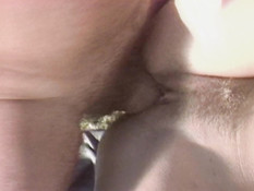 Любовник трахает худую кудрявую блондинку на траве и кончает на грудь