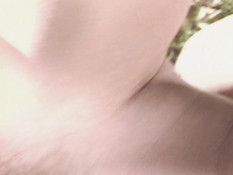 Любовник трахает худую кудрявую блондинку на траве и кончает на грудь