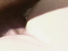 Любовник трахает худую кудрявую блондинку на траве и кончает на грудь