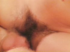 Бородатый мужчина ебёт грудастую девку на кровати в волосатую пизду