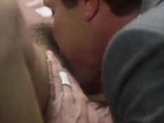 Отлизал грудастой блондинке волосатую киску и оттрахал её на кровати