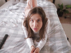 По просьбе бойфренда молодая русская шатенка сделала глубокий минет