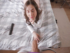 По просьбе бойфренда молодая русская шатенка сделала глубокий минет