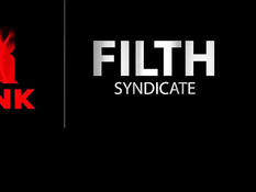 Девка со светлыми волосами трахает страпоном сисястую зрелую брюнетку