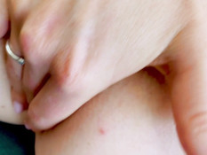 Девка со светлыми волосами трахает страпоном сисястую зрелую брюнетку