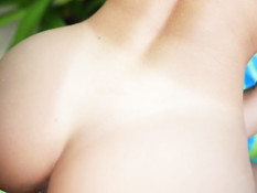 Озорная юная шатенка с пирсингом сосков ебётся в бассейне и на лежаке