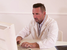 Доктор оттрахал в медицинском кабинете пышногрудую молодую блондинку