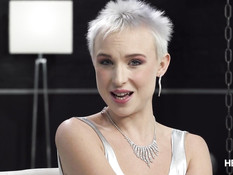 Коротко подстриженную молодую блондинку с тату жёстко отымели в анал