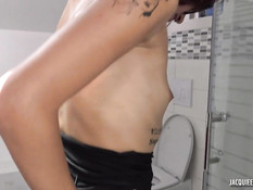 Худая татуированная тёлка в очках отпердолена парнем в киску и анус