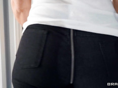 Рыжеволосая сисястая милфа сделала минет и дала отыметь себя в анус