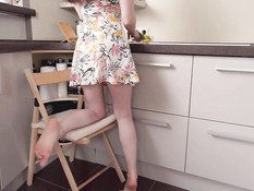 Красивая русская девчонка с голубыми глазами оттрахана в позе раком