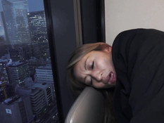 Шикарная японская милфа с большой грудью трахается с молодым парнем