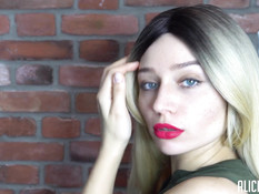 Голубоглазая светловолосая красотка с веснушками на лице сосёт член