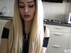 Голубоглазая блондинка сделала минет и дала отпердолить себя в анус