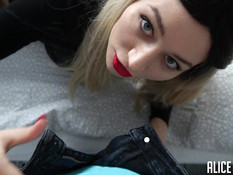 Сексуальная молодая блондинка в чёрных чулках сделала глубокий минет