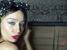 Милая блондинка с веснушками на лице отсосала член и выдрочила сперму