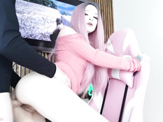 Розововолосая русская милашка с дилдо в анусе трахается в позе раком