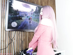 Розововолосая русская милашка с дилдо в анусе трахается в позе раком