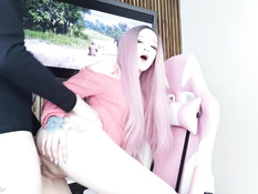 Розововолосая русская милашка с дилдо в анусе трахается в позе раком