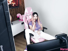 Розововолосая русская деваха отсосала и дала отпердолить в тугой анус