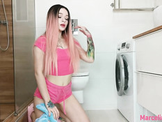 Гламурная русская милашка с розовыми волосами отпердолена в задницу